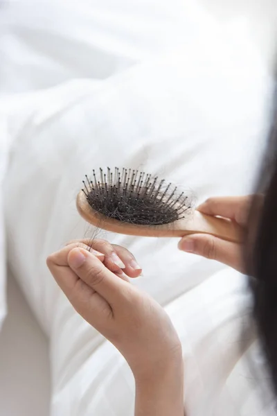 Mulher Mostrar Sua Escova Para Presetation Problema Queda Cabelo Olhando — Fotografia de Stock