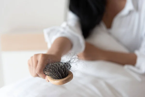 Woman Show Her Brush Presetation Hairloss Problem Looking Her Hair — Stock Photo, Image