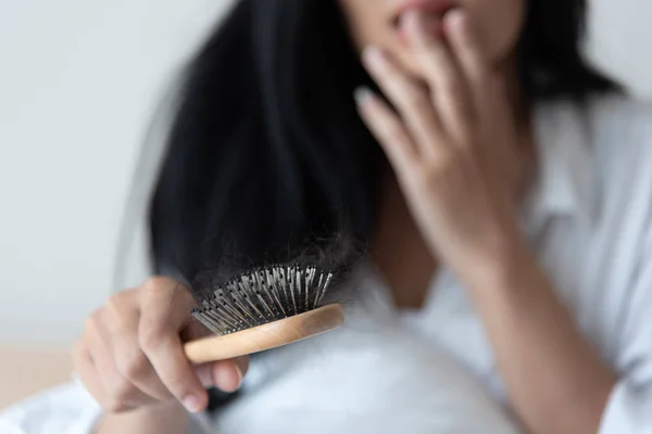 Mujer Mostrar Cepillo Para Problema Pérdida Cabello Preajuste Mirando Cabello —  Fotos de Stock