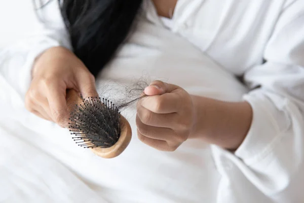 kadın göstermek onun fırça presetation hairloss sorun ve saçları seyir için