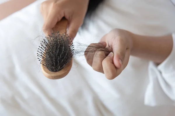 Mujer Mostrar Cepillo Para Problema Pérdida Cabello Preajuste Mirando Cabello —  Fotos de Stock