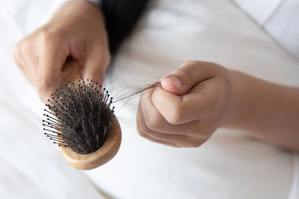 Mulher Mostrar Sua Escova Para Presetation Problema Queda Cabelo Olhando — Fotografia de Stock