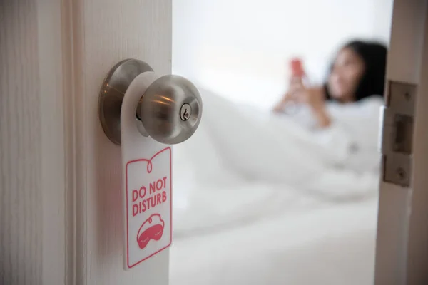 Nie Przeszkadzaj Znak Drzwiach Pokoju Hotelowym — Zdjęcie stockowe