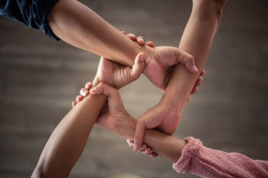 Takım çalışması, belirlenen hedefleri ve yapı destek ekibine sinerji gücünü.