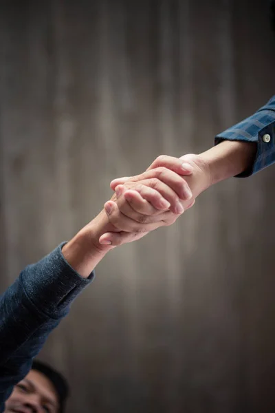 Drżenie Rąk Spotkaniu Wymianę Pomysłów Znalezienia Wzajemnego Porozumienia Dwóch Mężczyzn — Zdjęcie stockowe