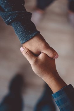 Toplantı ve fikir alışverişi ve karşılıklı anlaşma bulma sonra el sıkışan iki adam. Başarılı ilgili ve ortak kavramında tebrik