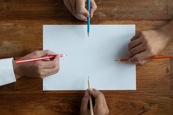 Bleistift Der Hand Auf Leerem Papier — Stockfoto