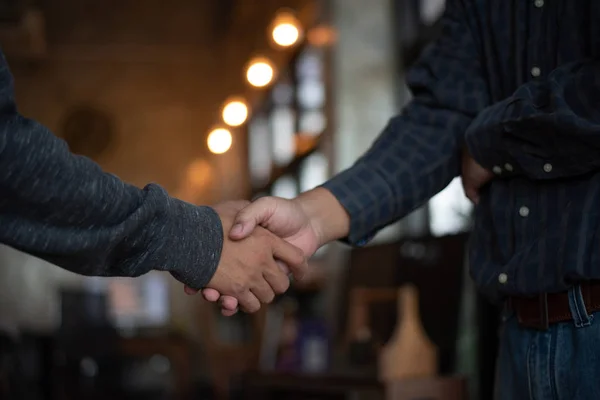Zwei Händeschütteln Zur Einigung Auf Teamarbeit — Stockfoto
