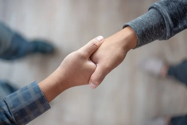 Zwei Händeschütteln Zur Einigung Auf Teamarbeit — Stockfoto