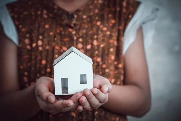 Modelo de casa en plan de ahorro para la residencia de las personas en la sociedad, p — Foto de Stock