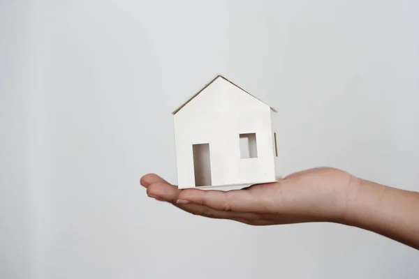 Modelo de casa em plano de poupança para residência de pessoas na sociedade, p — Fotografia de Stock