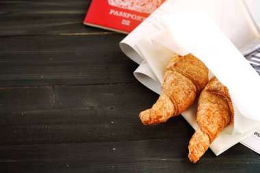  Tatil planlı kruvasan ve gitmeye hazır. 