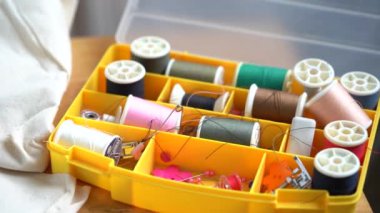 Kadın eli kumaştan kesme aletleri