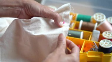 Kadın eli kumaştan kesme aletleri