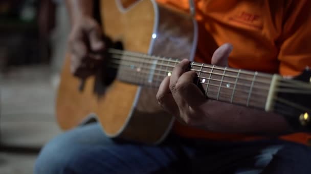Gitáros Akusztikus Gitározik Pihentető Időben Férfi Ujj Kezében Egy Bar — Stock videók