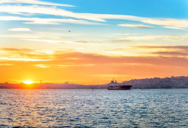 货船上在伊斯坦布尔 土耳其的博斯普鲁斯海峡 — 图库照片