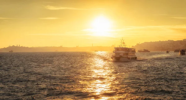 イスタンブール トルコのボスポラス海峡の客船 パノラマ ビュー — ストック写真
