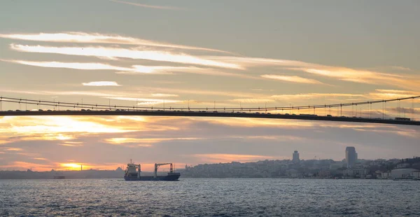 Buque Carga Pasa Bajo Puente Más Grande Estambul Turquía Vista —  Fotos de Stock