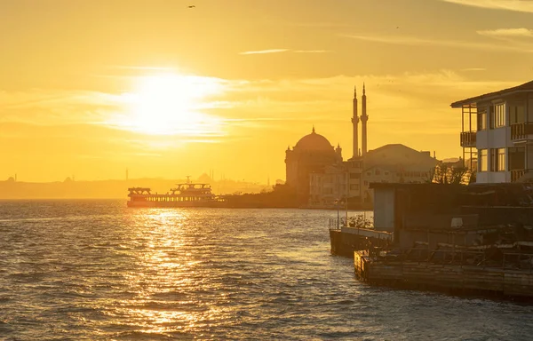 土耳其伊斯坦布尔博斯图鲁斯的客轮和清真寺 — 图库照片