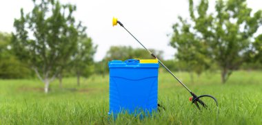 Çimlerin üzerinde bahçe spreyi. Panoramik görünüm.