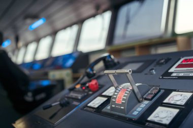 Modern endüstri gemisinin Wheelhouse kontrol kurulu