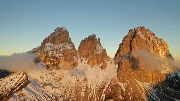 Dolomites üzerinden mavi gökyüzü