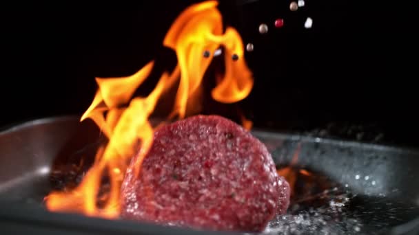 新鮮な牛肉肉バーガーとハーブを発火させたパンに投げの超スローモーション映像 — ストック動画
