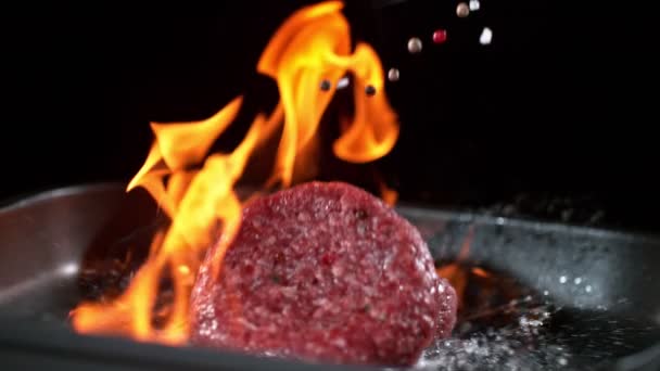 Super Slow Motion Bilder Kastar Färskt Nötkött Kött Burgare Och — Stockvideo