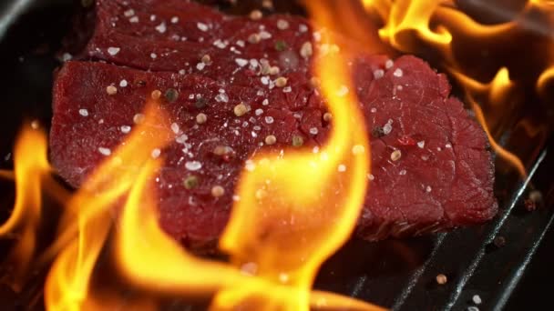 Супер Замедленная Съемка Броска Свежего Говяжьего Мяса Горящую Сковороду — стоковое видео