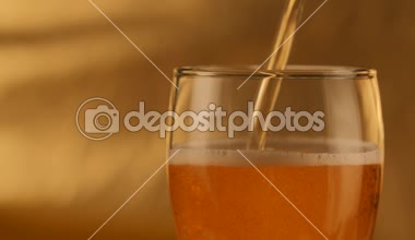 Altın arka plan üzerine yağan taze bira