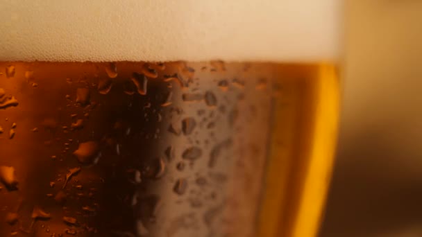 Detailaufnahme Von Rotierendem Frischem Bier Mit Tropfen Auf Glas — Stockvideo
