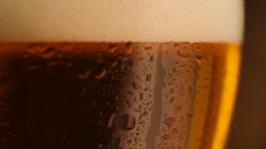 Taze bira ile dönen ayrıntı atış cam damla