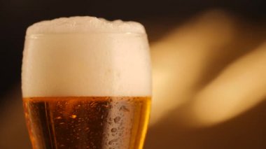Taze bira koyu arka planı ve cam damla ile dönen ayrıntı atış
