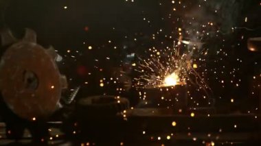 Kaynak yapan kişinin süper yavaş çekim görüntüleri