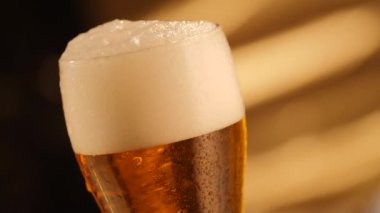 Taze bira koyu arka planı ve cam damla ile dönen ayrıntı atış