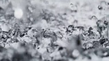 Süper ağır çekim yağmurda makro çekim