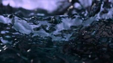 Karanlık Su Dalgalanma Arkaplanı 'nın Süper Yavaş Çekimi, 1000fps. Yüksek Hız Sinema Kamerası, 4K.