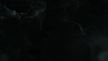 Atmosferik Dumanın Süper Yavaş Çekimi. Yavaşça Siyah Arkaplanda Yüzüyor. Yüksek Hız Sinema Kamerası, 4K.