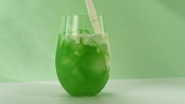 Süper Yavaş Çekim Krem 'i Soğuk Yeşil Kibrit İçeceği' ne dökerken Kamera Hareketi 'yle birlikte 300 metrede. Yüksek Hız Sinema Kamerası, 4K.