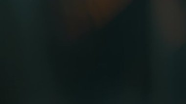 Gerçek Çekilmiş Anamorfik Lens Kara Arkaplanda Süper Yavaş Çekimde Alevli Lens Geçişi. Yüksek Hız Sinema Kamerası, 4K.