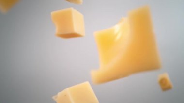 Süper Yavaş Çekim Peynir Küplerinin Kamera Etrafındaki Düşüşü 1.000 fp 'de. Yüksek Hız Sinema Kamerası, 4K.