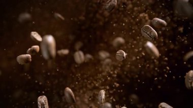 Ground Coffee 'nin Süper Yavaş Çekimi ve Taze Fasulye Patlaması. Kamera 1000fps' de. 4K 'da Yüksek Hız Sinema Kamerası ile çekildi..