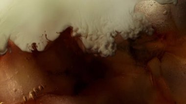 Dondurmayı buzlu kahvenin içine 1000 fite koymanın Süper Yavaş Çekimi. Yüksek Hız Sinema Kamerası, 4k.