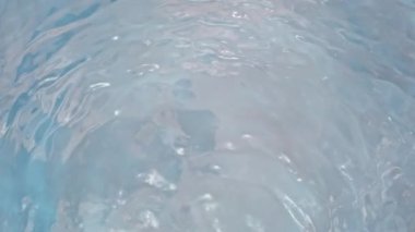 Nazikçe Dalgalanan Açık Mavi Su Arkaplanının Süper Yavaş Çekimi. Yüksek Hız Sinema Kamerası, 4K.