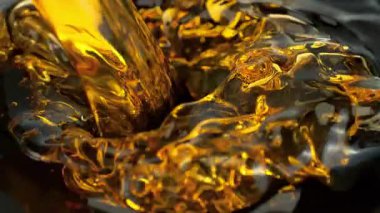 Süper Yavaş Çekim Çekimi, Siyah Arkaplan 'a 1000fps' de Altın Sıvı Dökme ve Sıçratma. Yüksek Hız Sinema Kamerası, 4K.