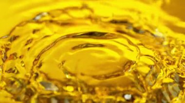 Dalgalanan Altın Sıvı Arkaplanının Süper Yavaş Çekimi, 1000fps. Yüksek Hız Sinema Kamerası, 4K.