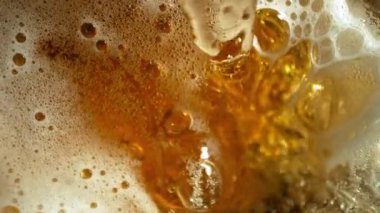 Süper Yavaş Hareket Detaylı Bardağın İçindeki Bira Çekimi 'ni 300 metrede yapın. Yüksek Hız Sinema Kamerası, 4k.