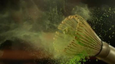 Uçan Kibrit Tozu 'nun Süper Yavaş Çekimi. Chasen Whisk' tan Kopya Uzayı 'na kadar... Yüksek Hız Sinema Kamerası, 4K.