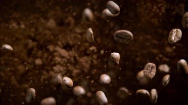 Ground Coffee 'nin Süper Yavaş Çekimi ve Taze Fasulye Patlaması. Kamera 1000fps' de. 4K 'da Yüksek Hız Sinema Kamerası ile çekildi..