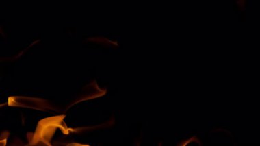 Ateşin Süper Yavaş Çekimi Kara Arkaplan 'da izole edildi. Yüksek Hız Sinema Kamerası, 4K.